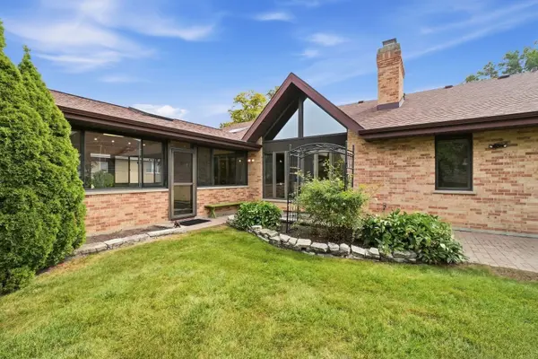 254 Wood Glen LN, Oak Brook, IL 60523