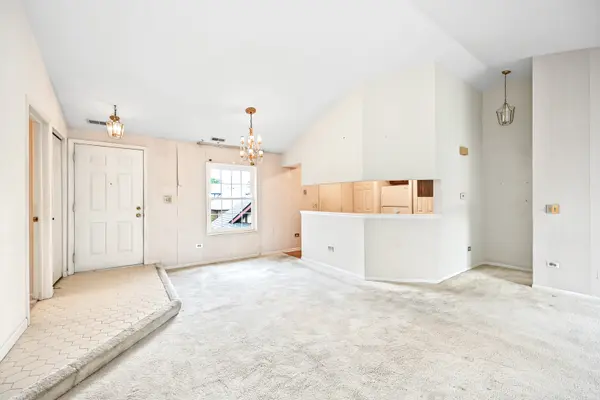 372 Sandhurst CIR #3, Glen Ellyn, IL 60137