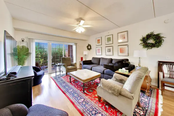 1479 N Milwaukee AVE #206, Libertyville, IL 60048