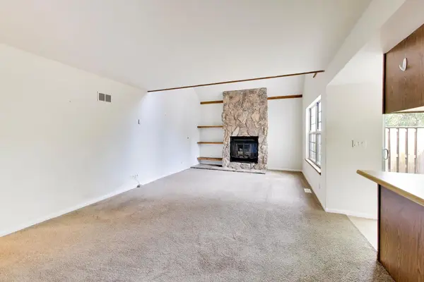 913 Campbell DR, Gurnee, IL 60031