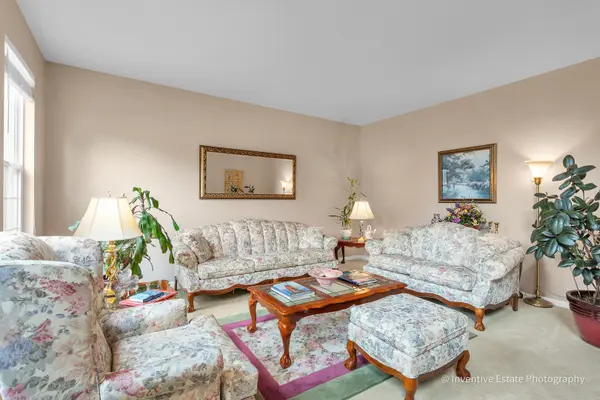 6096 Russell DR, Hoffman Estates, IL 60192