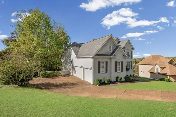 6040 Woodland Hills Dr, Nashville, TN 37211