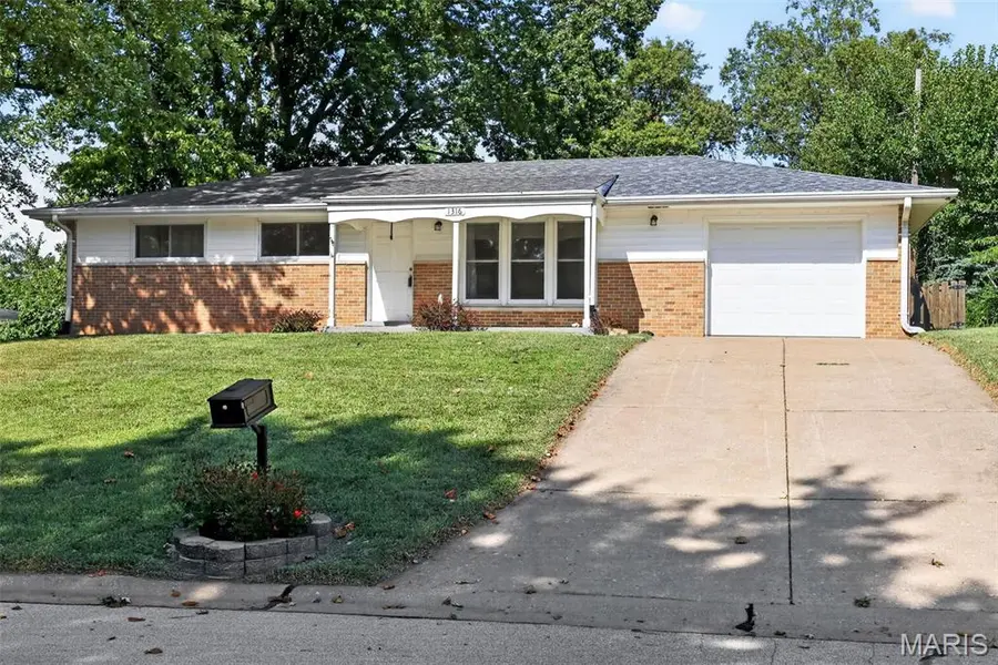 1316 Clearview DR, St Charles, MO 63303