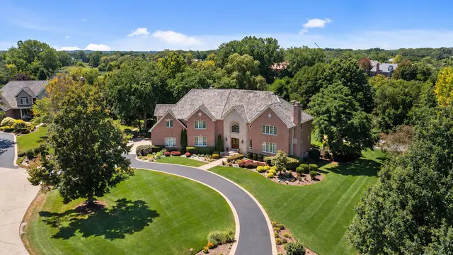28063 Gray Barn LN, Lake Barrington, IL 60010