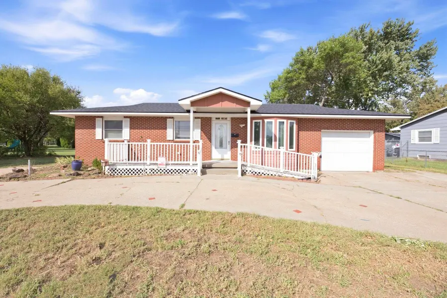 1711 James St, Hutchinson, KS 67502