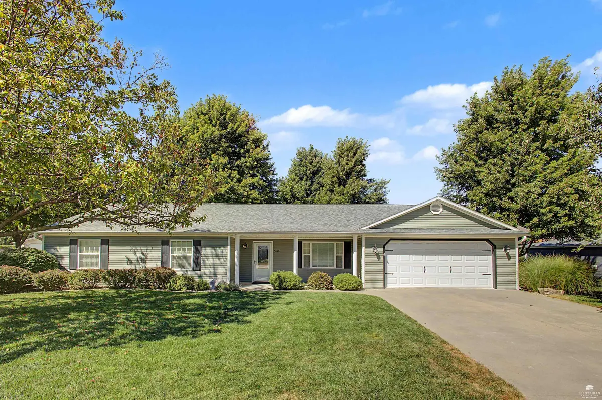 3842 Fox Ridge DR, Manhattan, KS 66502
