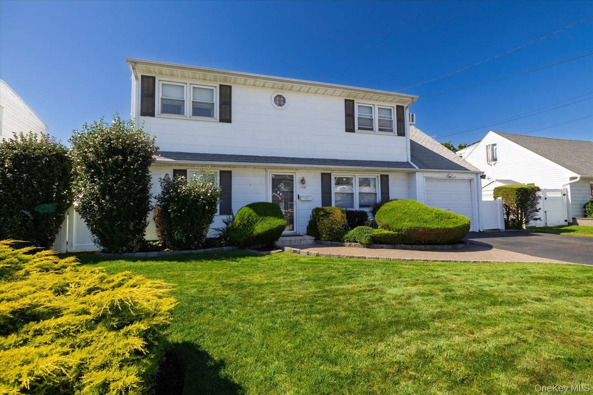 129 Arlyn DR, Massapequa, NY 11758