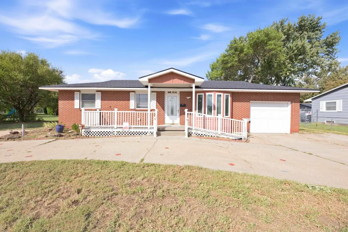 1711 James St, Hutchinson, KS 67502