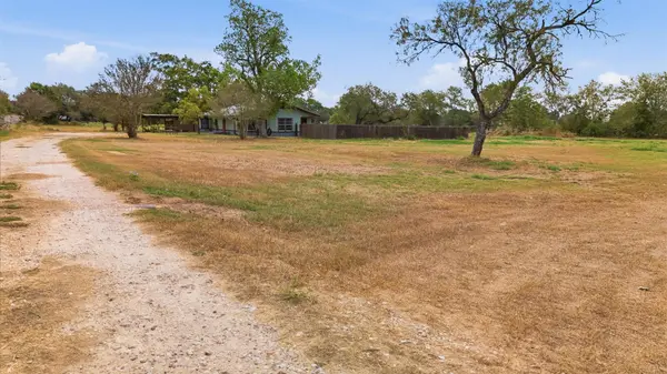 2030 Dreyer LN, Gonzales, TX 78629