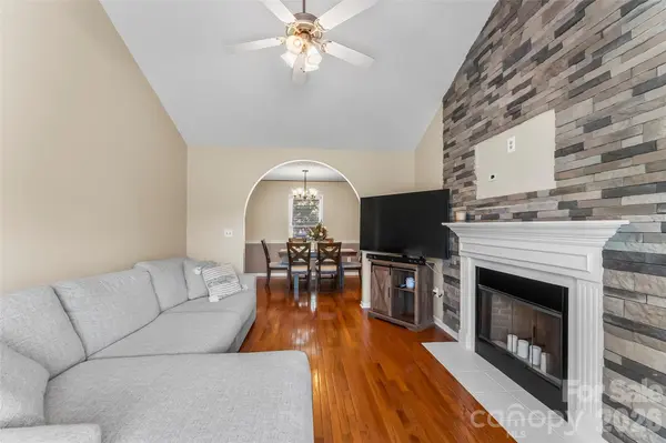 1688 Buffett CIR, Hickory, NC 28602