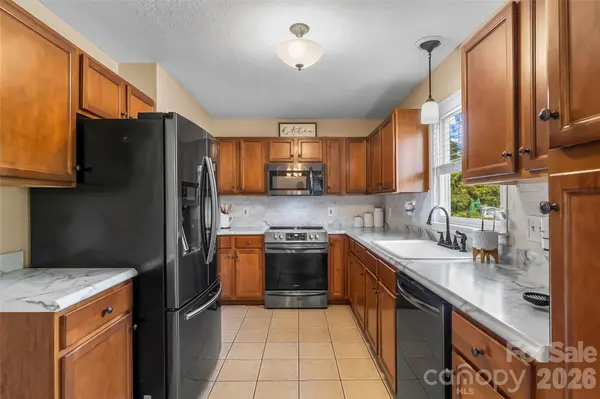 1688 Buffett CIR, Hickory, NC 28602
