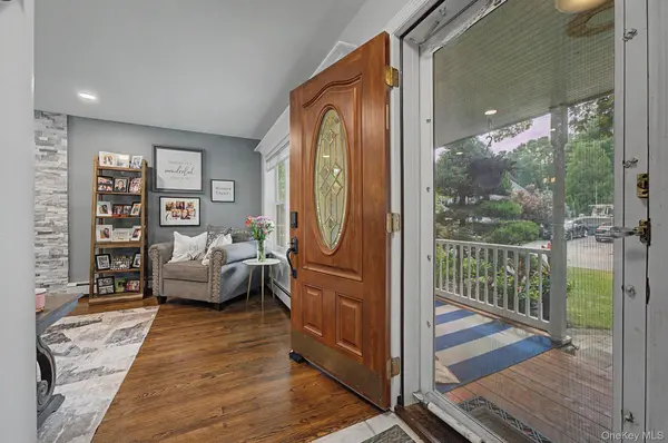 15 Winnecomac CIR, Kings Park, NY 11754