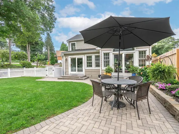 30 Waverly ST, Glen Head, NY 11545