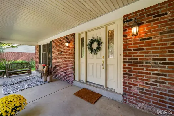 128 Country Creek CT, Ballwin, MO 63011