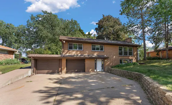 2624 Bittersweet LN, Maplewood, MN 55109
