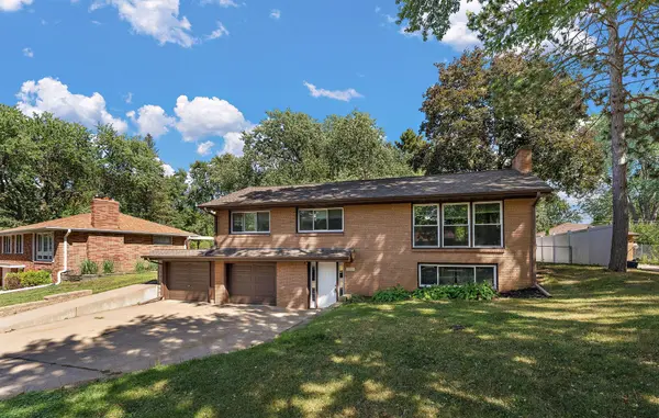 2624 Bittersweet LN, Maplewood, MN 55109