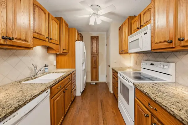 1711 James St, Hutchinson, KS 67502