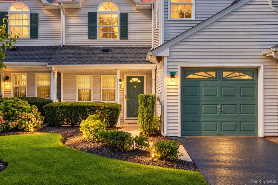 3 Plantation DR, Hauppauge, NY 11788