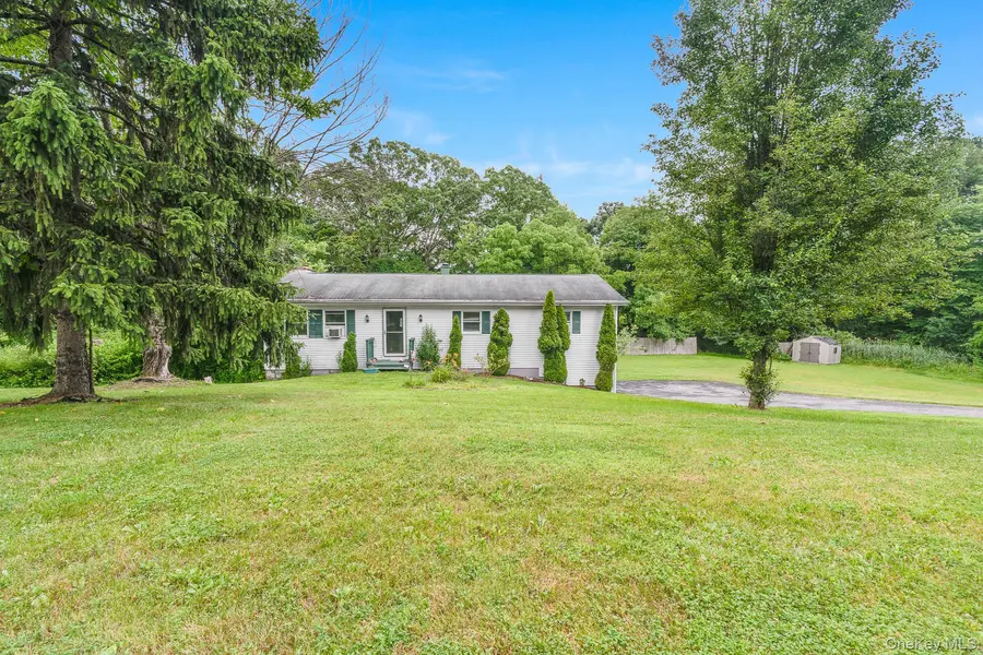 8 Larissa LN, Wappingers Falls, NY 12590