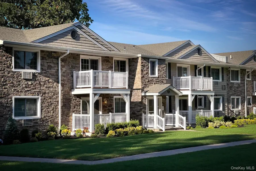 6 Williams BLVD #6-2A, Lake Grove, NY 11755