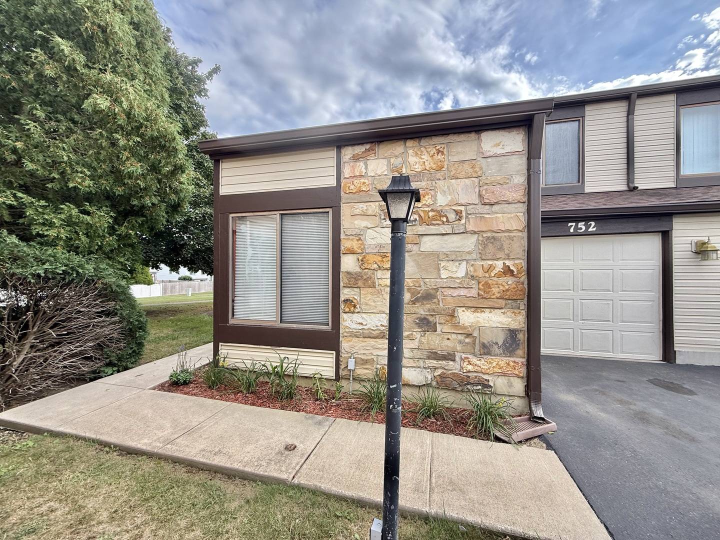 752 Biloxie CT #752, Carol Stream, IL 60188