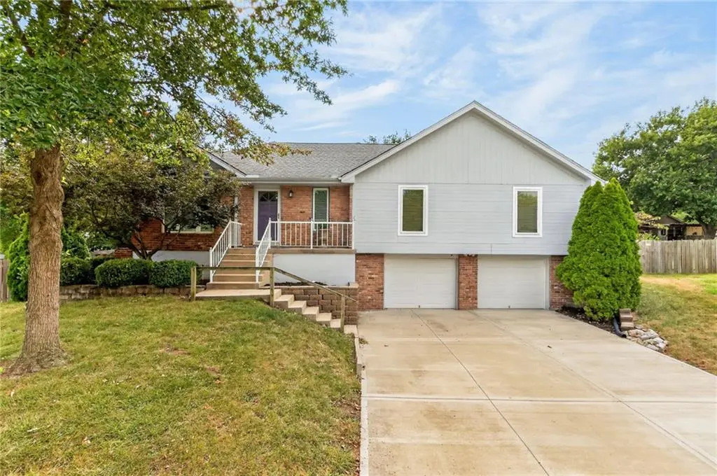 906 NW Chestnut CIR, Blue Springs, MO 64015