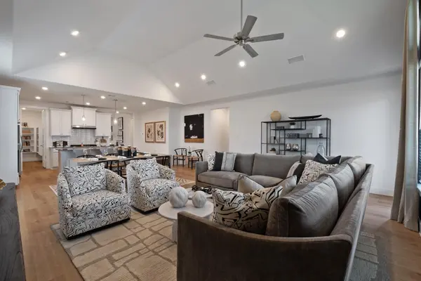 124 Hadleigh DR, Hutto, TX 78634
