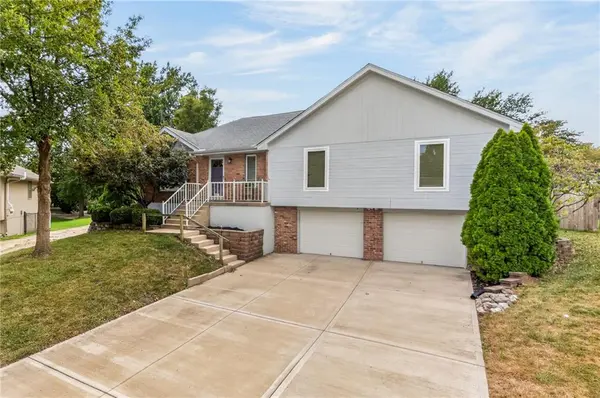 906 NW Chestnut CIR, Blue Springs, MO 64015
