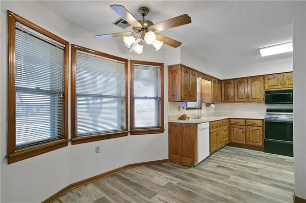 8214 E 189th TER, Belton, MO 64012