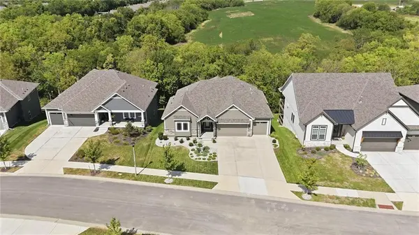 11442 S Montclaire DR, Olathe, KS 66061
