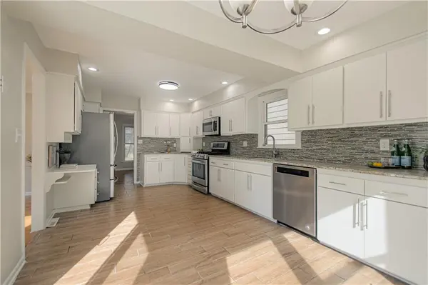 9531 Beverly DR, Overland Park, KS 66207