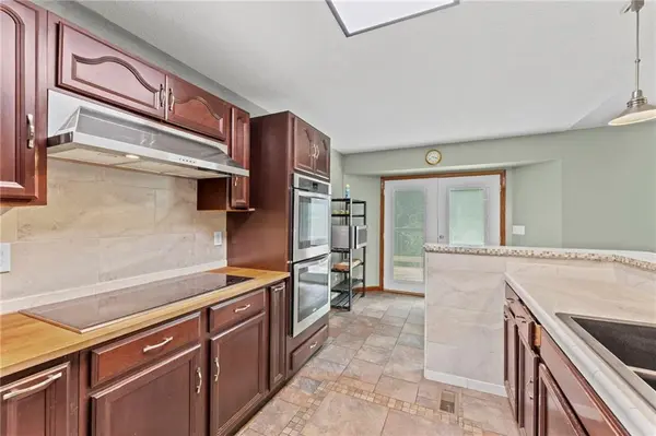 24129 Hollingsworth RD, Mclouth, KS 66054