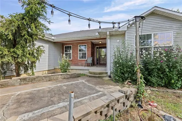 24129 Hollingsworth RD, Mclouth, KS 66054