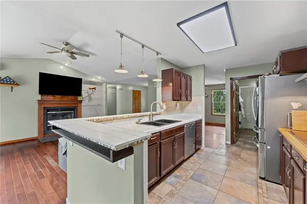 24129 Hollingsworth RD, Mclouth, KS 66054