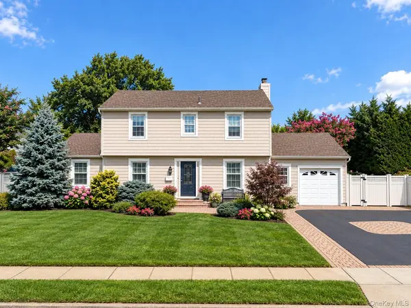 8 Curlew PL, Massapequa, NY 11758