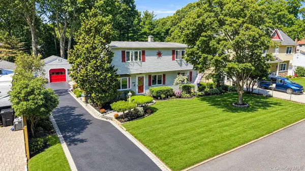 724 Sandra AVE, West Islip, NY 11795