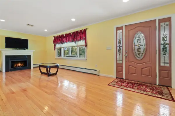 3832 Valleyview ST, Mohegan Lake, NY 10547