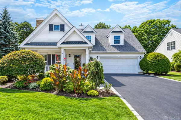 90 Golden Spruce DR, Calverton, NY 11933