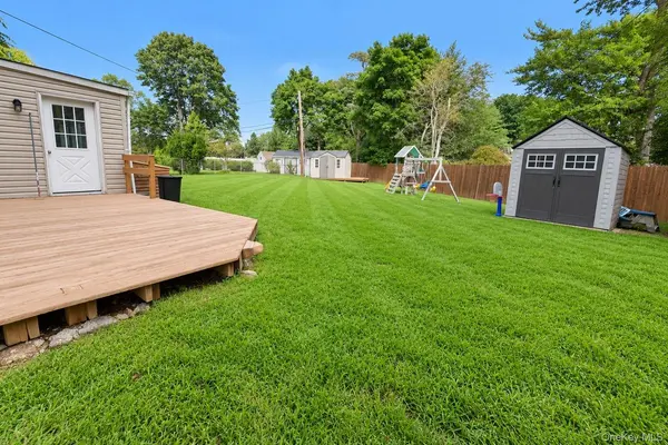39 Split Cedar DR, Islandia, NY 11749