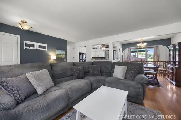 970 Dearborn CIR, Carol Stream, IL 60188