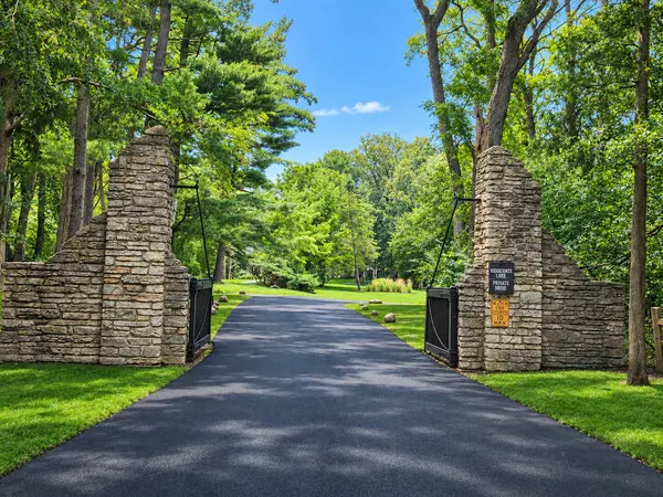 11 Ridgecroft LN, Barrington Hills, IL 60010