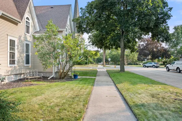 230 Somonauk ST, Sycamore, IL 60178