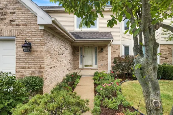 1011 E Amberwood CIR, Naperville, IL 60563