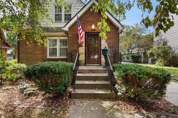913 W Charles ST, Champaign, IL 61821