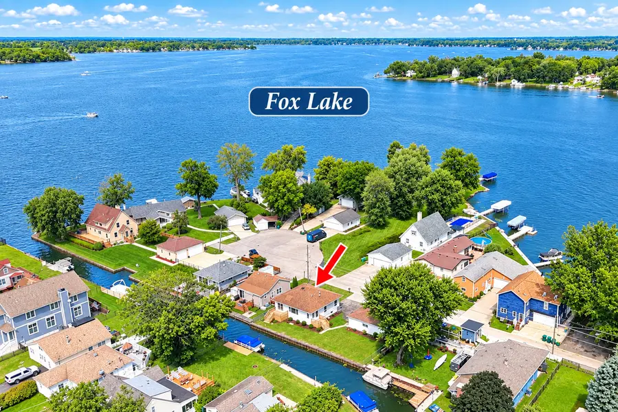 28 Lakeside LN, Fox Lake, IL 60020