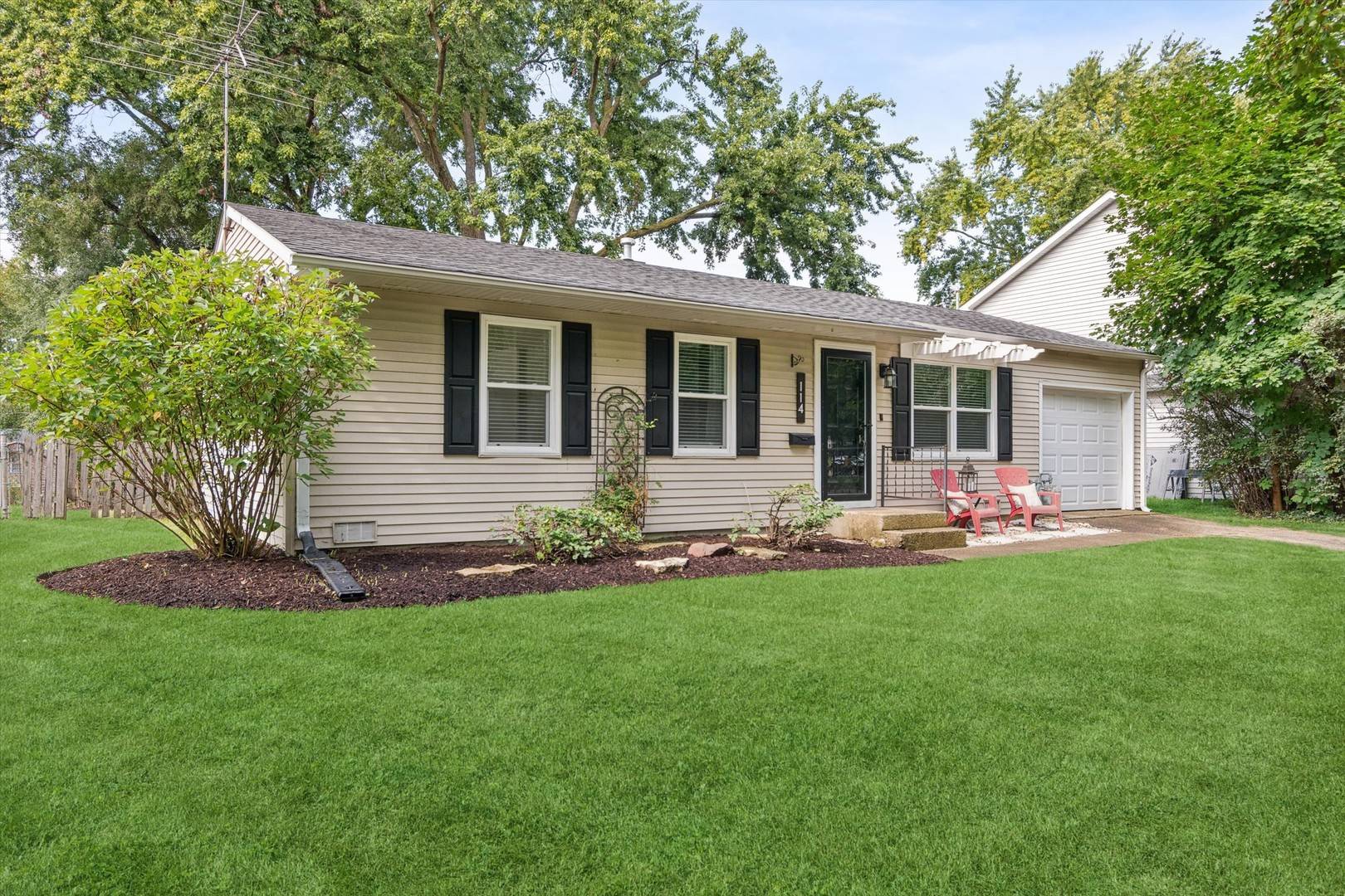 114 Briar LN, Geneva, IL 60134
