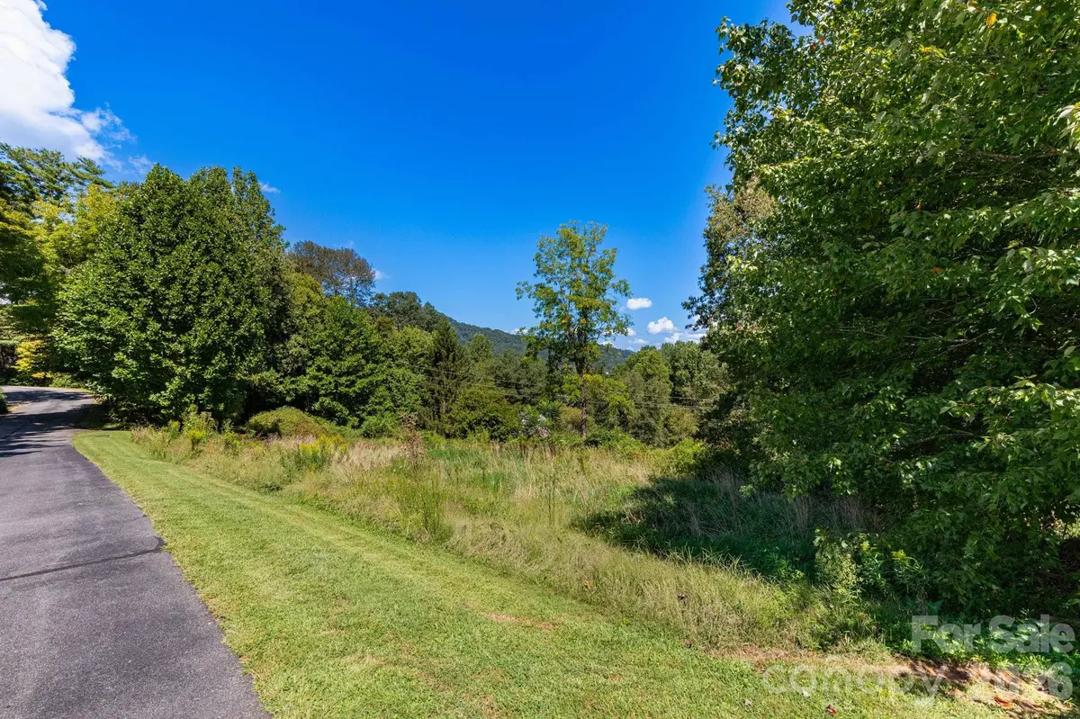 9999 Foxfire Estates CIR, Waynesville, NC 28785