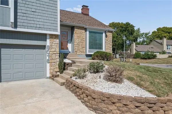 8016 Monrovia ST, Lenexa, KS 66215