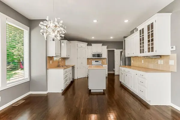 9622 Falcon Valley DR, Lenexa, KS 66220