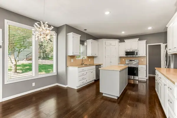 9622 Falcon Valley DR, Lenexa, KS 66220